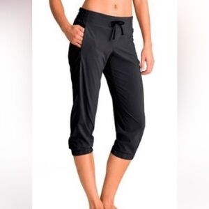 Athleta | Capri Crop Light Weight
Women
Black Pants
Size  2